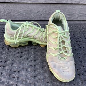 Nike Vapormax Plus Barely Volt Neon Green Women’s Sz 9 Running Shoes DJ3023-700